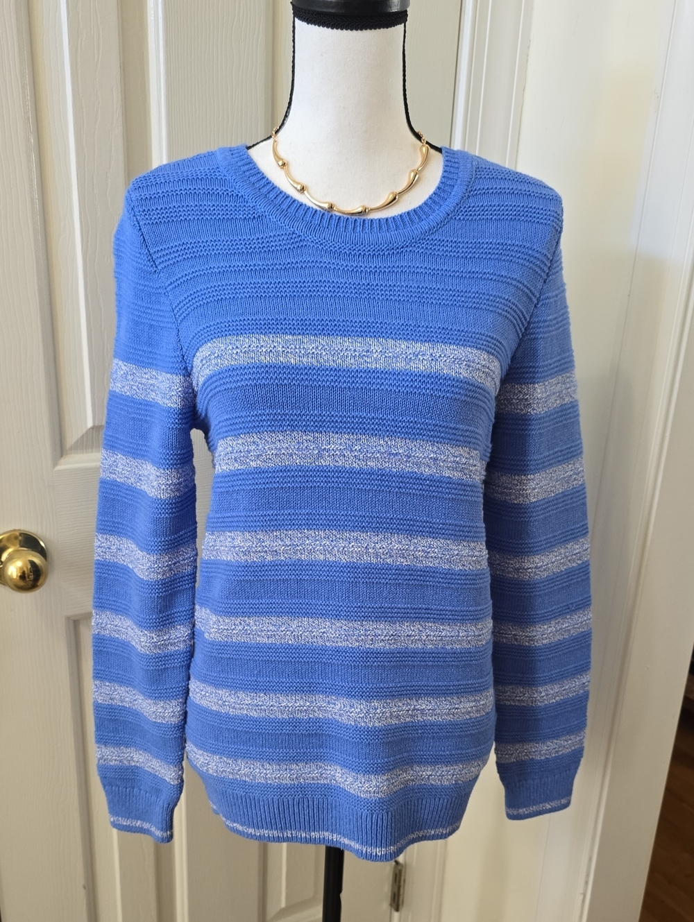 CROFT AND BARROW BRAND WOMEN'S BLUE AND WHITE STRIPES SWEATER SIZE SMALL
